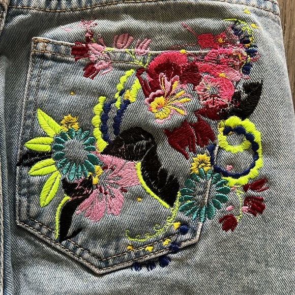 Original Denim by EXIT Jeans in Light Wash with Embroidered Back Pocket Size: 26 - Picture 14 of 16